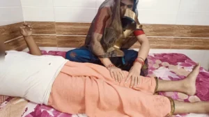 The father-in-law made his daughter-in-law suck his thick cock while pressing her leg and fucked her fiercely.